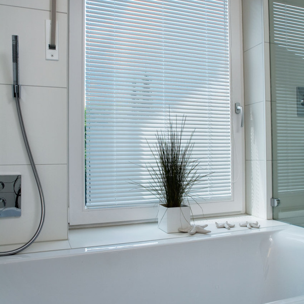 Horizontaljalousie im Fensterrahmen