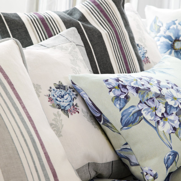 Kissen mit blauen Blumen